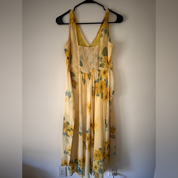 Beautiful Spring/Summer Dress! - Picture 4 of 5